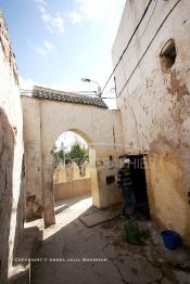 Image du Maroc Professionnelle de  Une rue de la Kasbah de Sefrou, ville située sur le versant Nord Ouest et au pieds du moyen Atlas à 850 m d’altitude, cette cité millénaire, qui date de l’an 806 dispose de multiple plans d'eau naturels, des sources, des grottes dans la montagne ce qui prédispose cette province à devenir une station touristique de première renommée pour tourisme de montagne, Vendredi 9 septembre 2005. (Photo / Abdeljalil Bounhar)